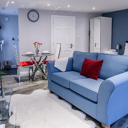 Luxury One Bedroom Guesthouse M6, Junction 10 Walsall Willenhall Bagian luar foto