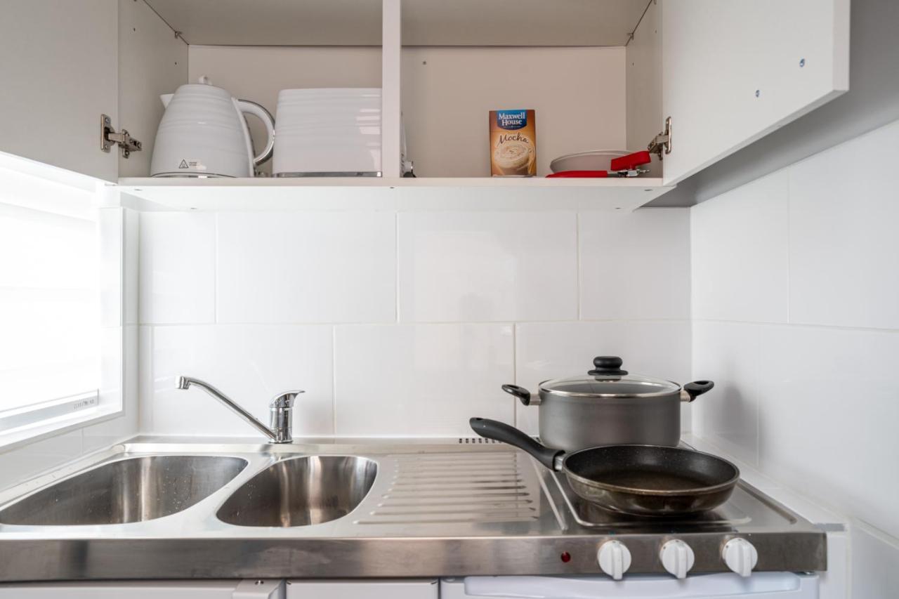Luxury One Bedroom Guesthouse M6, Junction 10 Walsall Willenhall Bagian luar foto