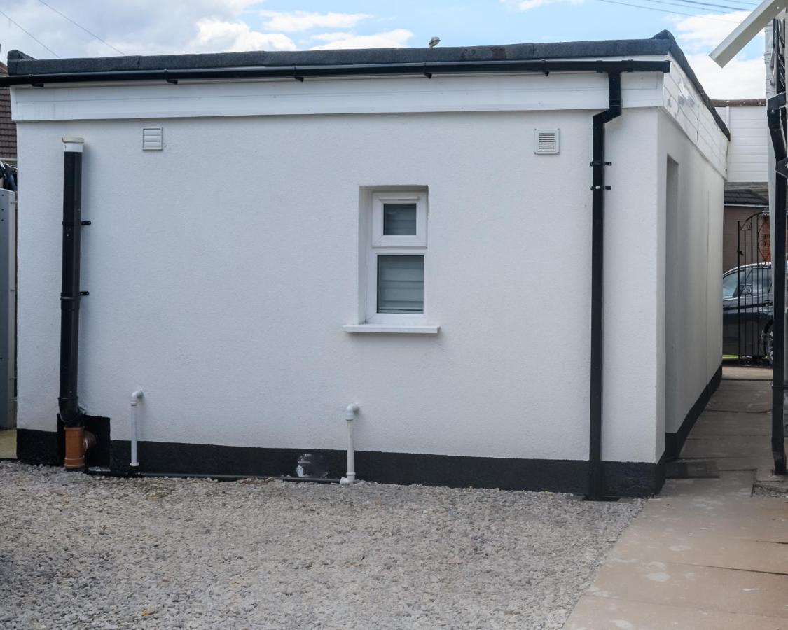 Luxury One Bedroom Guesthouse M6, Junction 10 Walsall Willenhall Bagian luar foto