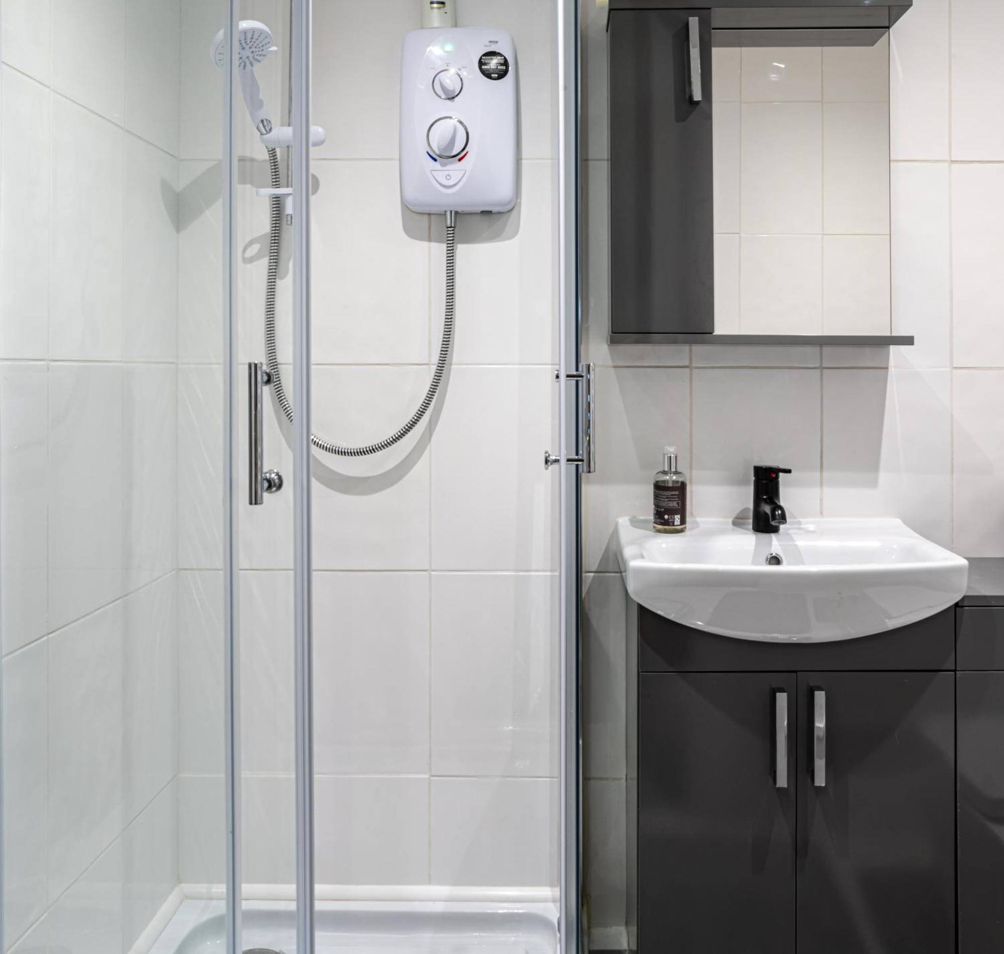 Luxury One Bedroom Guesthouse M6, Junction 10 Walsall Willenhall Bagian luar foto