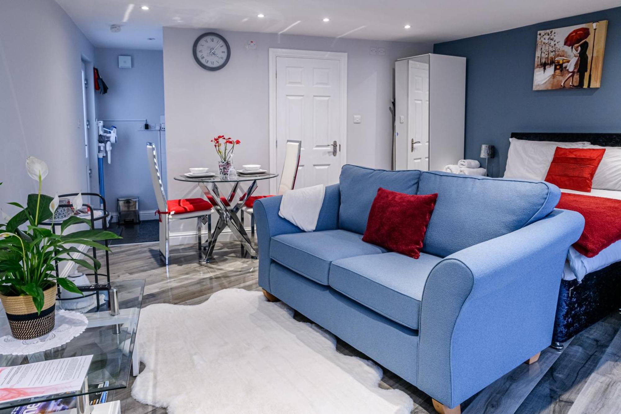 Luxury One Bedroom Guesthouse M6, Junction 10 Walsall Willenhall Bagian luar foto